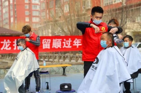 顺义胜利街道 留顺过节，理发服务暖人心
