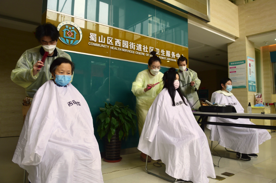 理发店&ldquo;搬&rdquo;进医院 爱心理发师免费上门为医护人员理发