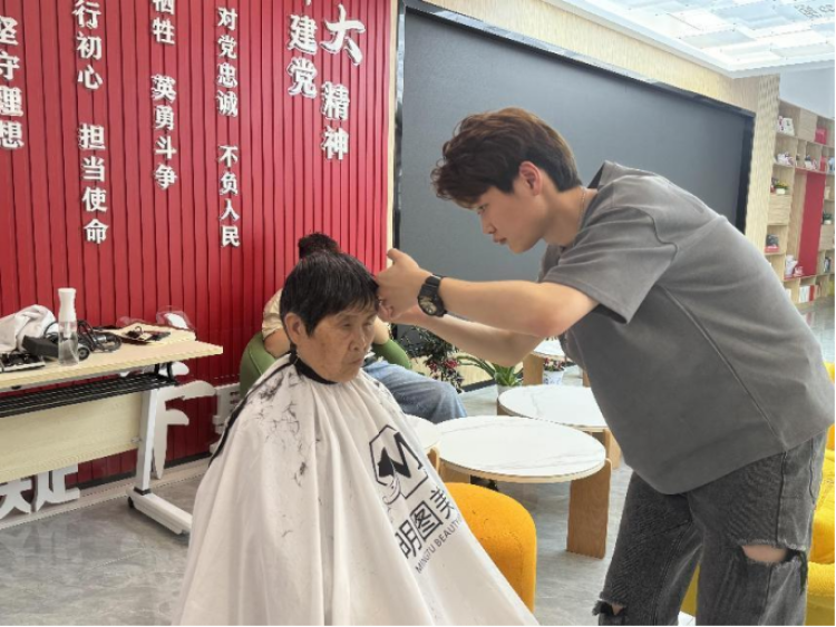申城这里便民理发服务到家门口受老人点赞